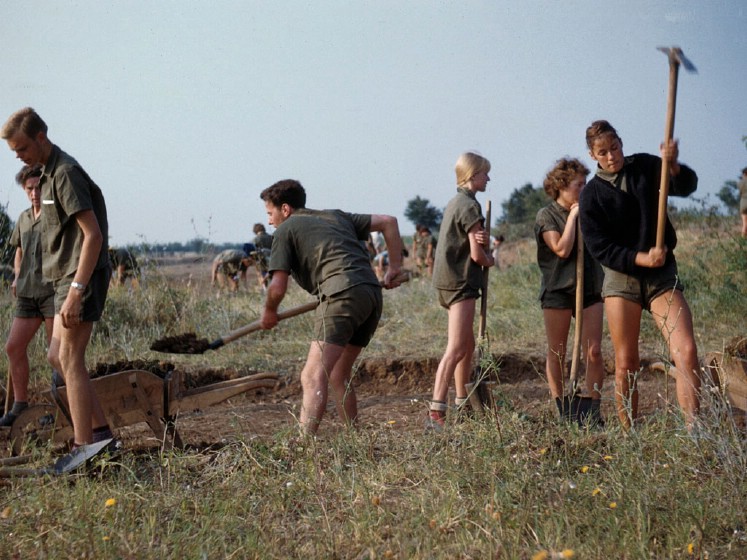 Building roads in Jugoslavia, 1961 -- Work